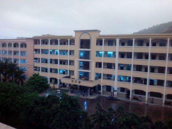 梧州市龍圩區(qū)第二初級中學(xué)定購5.5KW恒壓供水設(shè)備一臺