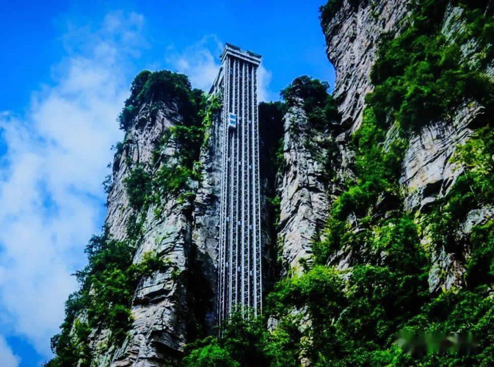 張家界市百龍?zhí)焯荻ㄖ扑涫阶冾l恒壓供水設備+30噸不銹鋼保溫水箱一套